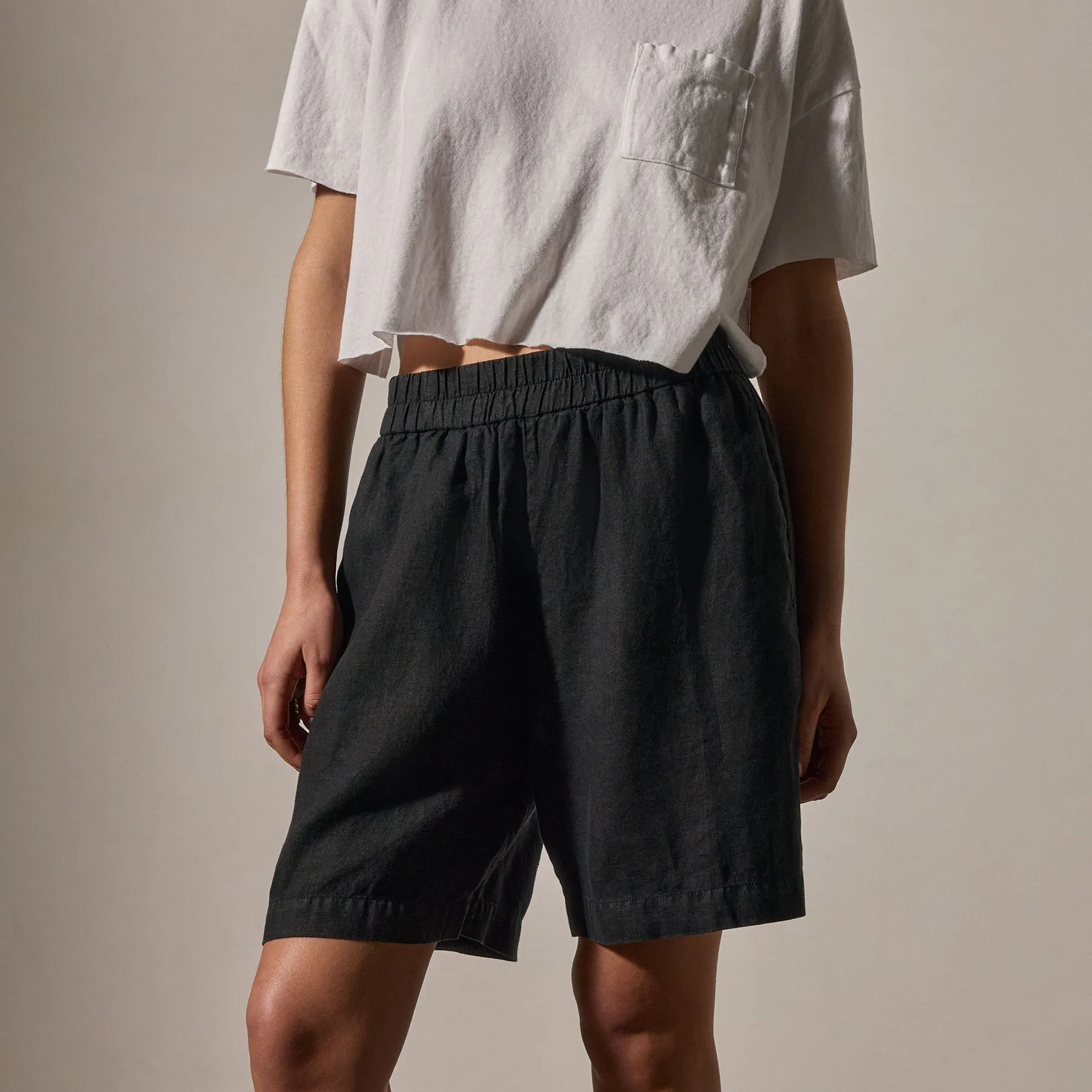 Lightweight Linen Bermuda Short - Black